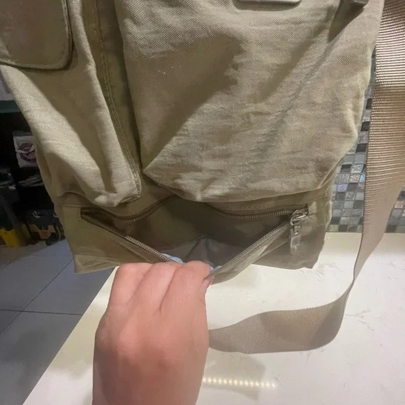 Baggallini Super Cute Crossbody- Great Condition, but see Photos of inner liner - Picture 2 of 7